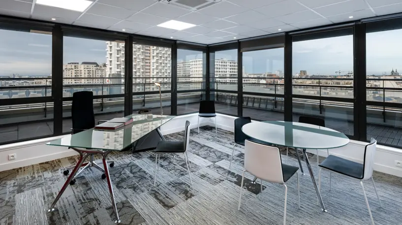 Bureau Président vue ville — Bureaux de direction — Chambre des Métiers, Rennes — Nolwenn Kevell, architecte d’intérieur — vue 2