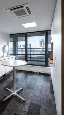 Cafétéria vue ville — Bureaux de direction — Chambre des Métiers, Rennes — Nolwenn Kevell, architecte d’intérieur — vue 3