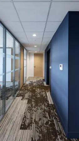 Couloir ardoise bleue — Bureaux de direction — Chambre des Métiers, Rennes — Nolwenn Kevell, architecte d’intérieur — vue 4