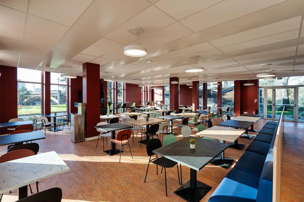 Banquette type brasserie table yaki chaise rod — Le Spot — Flot onirique, Nantes — design d’espace, Nolwenn Kevell
