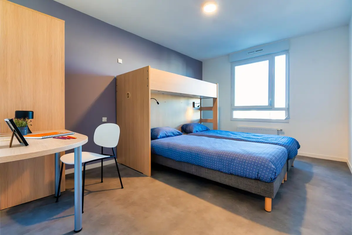 Sommier tapissier tripoc lit mezzanine prelude table bureau fixe credence penderie semi ouverte chaise rod applique liseuse murale — Le Spot — Flot onirique, Nantes — Nolwenn Kevell, architecte d’intérieur — vue 26