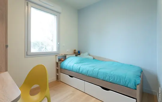 Vue chambre bleue clair — Maison des enfants, Pornic — Nolwenn Kevell, architecte d’intérieur — vue 4