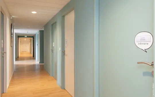 Vue couloir administration — Maison des enfants, Pornic — Nolwenn Kevell, architecte d’intérieur — vue 8
