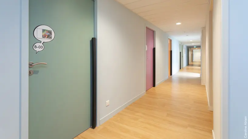 Vue couloir arc en ciel — Maison des enfants, Pornic — Nolwenn Kevell, architecte d’intérieur — vue 9