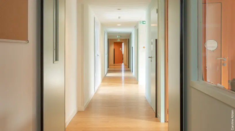 Vue couloir embruns — Maison des enfants, Pornic — Nolwenn Kevell, architecte d’intérieur — vue 10