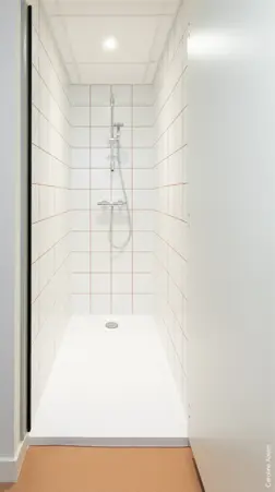Vue douche personnel . — Maison des enfants, Pornic — Nolwenn Kevell, architecte d’intérieur — vue 11