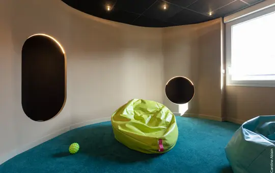 Vue salle apaisement — Maison des enfants, Pornic — Nolwenn Kevell, architecte d’intérieur — vue 13