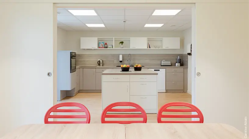 Vue salle à manger chaise rouge — Maison des enfants, Pornic — Nolwenn Kevell, architecte d’intérieur — vue 16