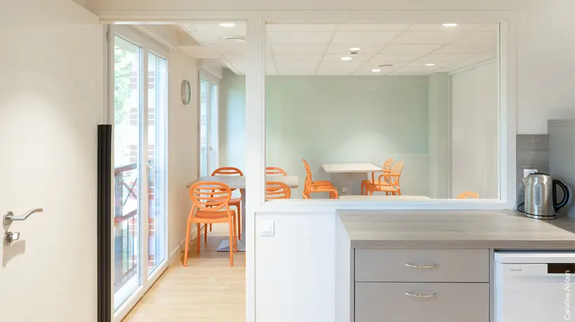 Vue salle à manger verte — Maison des enfants, Pornic — Nolwenn Kevell, architecte d’intérieur — vue 17