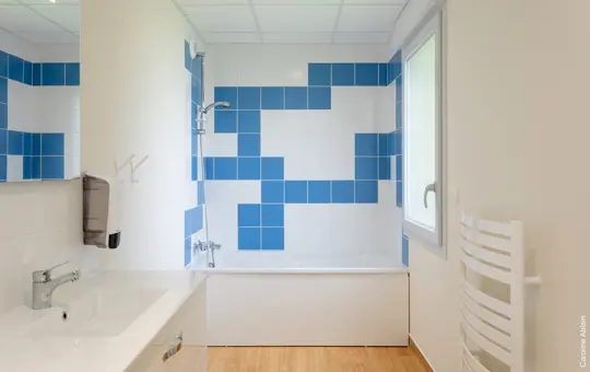 Vue salle de bains bleue — Maison des enfants, Pornic — Nolwenn Kevell, architecte d’intérieur — vue 18