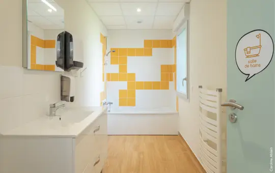 Vue salle de bains jaune — Maison des enfants, Pornic — Nolwenn Kevell, architecte d’intérieur — vue 19