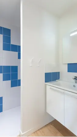 Vue salle d’eau bleue . — Maison des enfants, Pornic — Nolwenn Kevell, architecte d’intérieur — vue 20