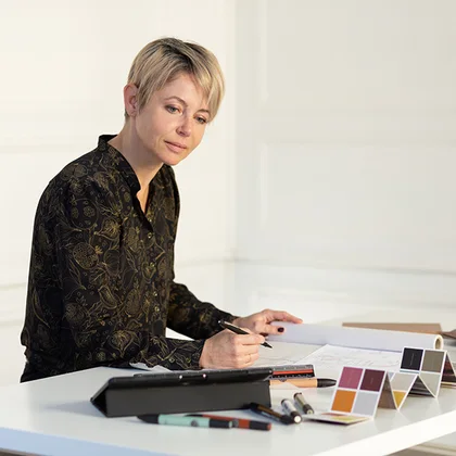 Nolwenn Kevell à sa table de travail — architecte d’intérieur, fondatrice du Studio NK
